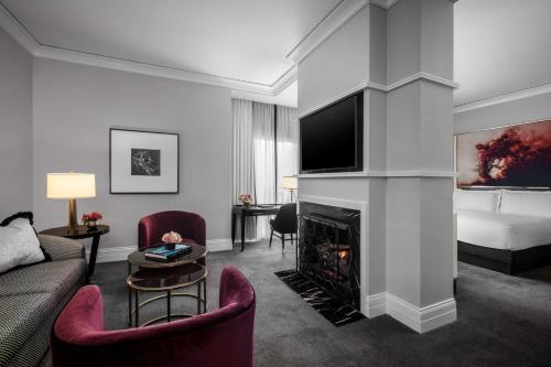 Junior Suite with Fireplace and Roll-in Shower - Mobility Access