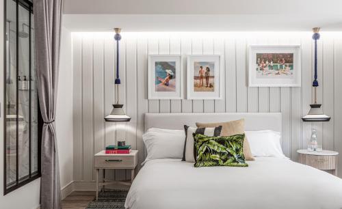 Deluxe King Room with Bath Tub and Balcony - Mobility Accessible