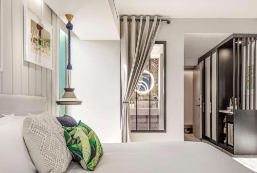 Deluxe King Room with Bath Tub and Balcony - Mobility Accessible