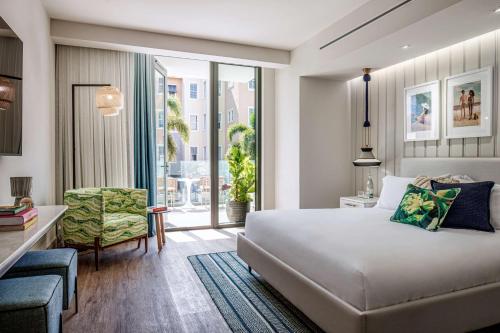 Deluxe King Room with Balcony - Hearing Accessible