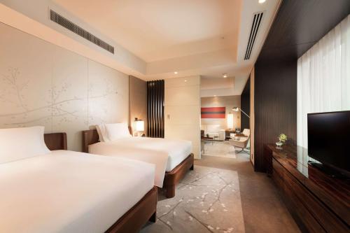Corner Twin Suite with City View