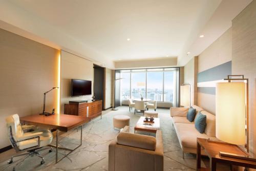 Deluxe King Suite with Bay View