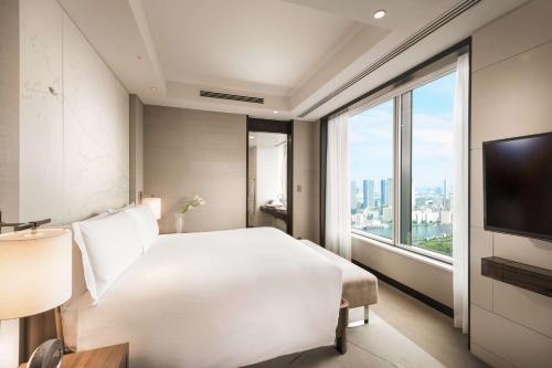 Corner King Suite with Bay View