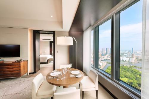 Corner King Suite with Bay View