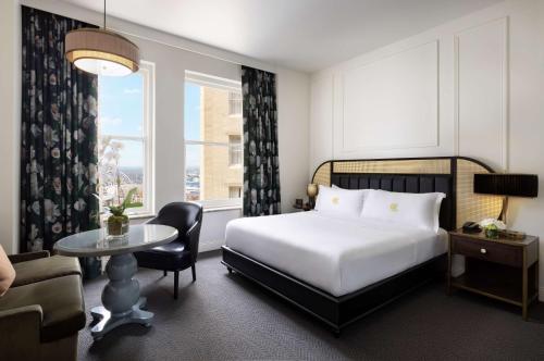 Deluxe King Room with City View