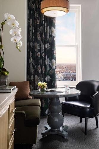 Deluxe King Room with City View