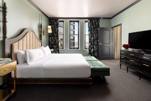 One-Bedroom King Suite with City View - Hearing Access