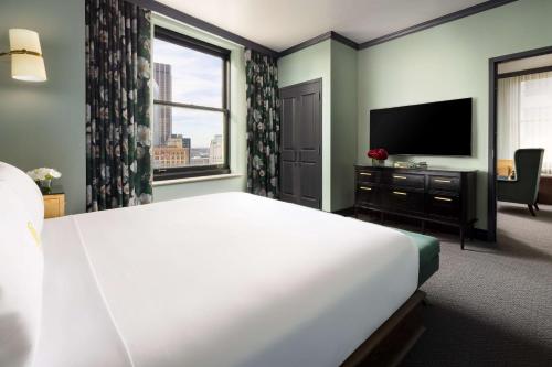 One-Bedroom King Suite with City View - Hearing Access