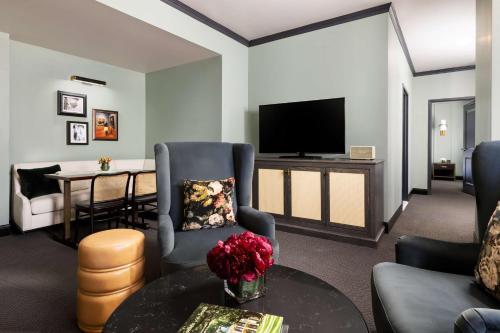 One-Bedroom King Suite with City View - Hearing Access