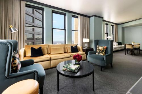 One-Bedroom King Suite with City View - Hearing Access