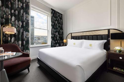 King Room with Roll-In Shower - Mobility Access