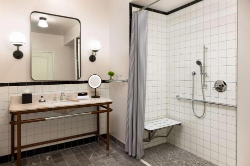 King Room with Roll-In Shower - Mobility Access