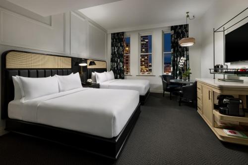 Queen Room with Two Queen Beds and Bath Tub - Mobility Access