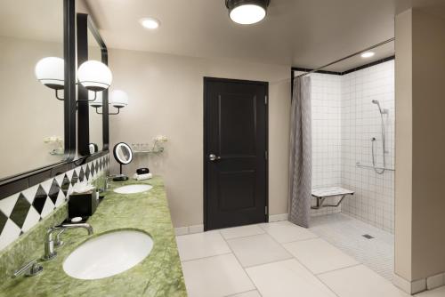 Queen Room with Two Queen Beds and Bath Tub - Mobility Access