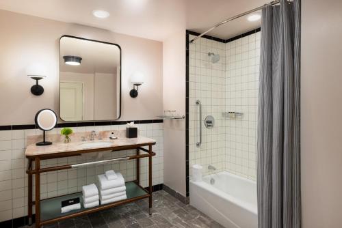 Queen Room with Two Queen Beds and Bath Tub - Mobility Access