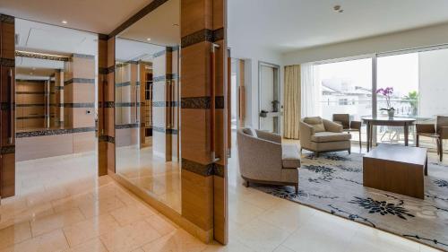 Grand Deluxe King Suite