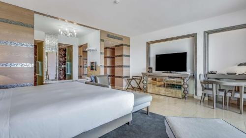 Grand Deluxe Plus King Room
