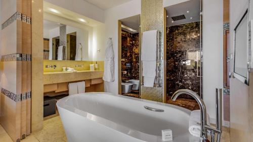 Grand Deluxe Plus King Room