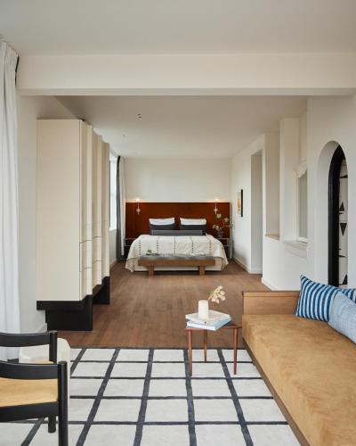 The Penthouse with Connection Room