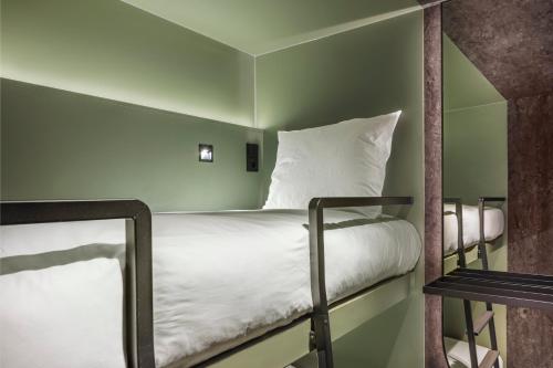 The Twin Pod (shared bathroom)