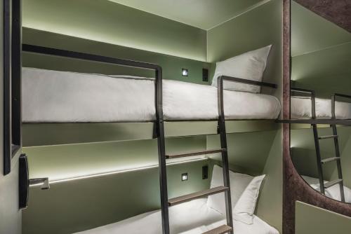 The Twin Pod (shared bathroom)