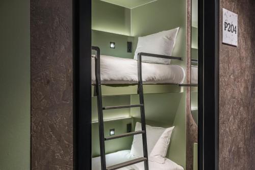 The Twin Pod (shared bathroom)
