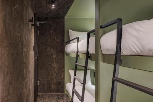 The sQuad Pod (shared bathroom)
