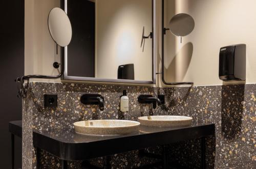 The sQuad Pod (shared bathroom)