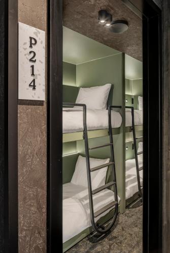 The sQuad Pod (shared bathroom)