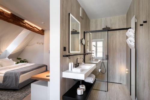 Deluxe Double Room with Bath