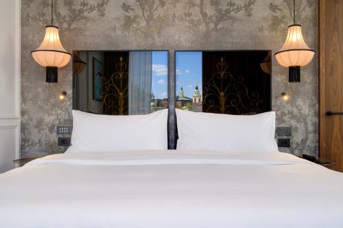 Superior King Room with Castle View