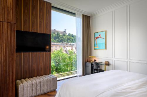 Superior King Room with Castle View
