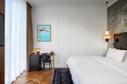 Superior King Room with Castle View