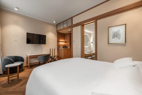 Superior Comfort Queen Room