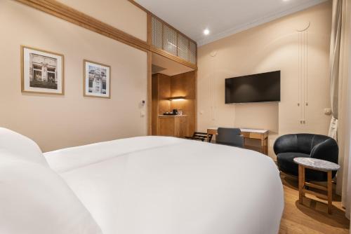 Superior Comfort Queen Room