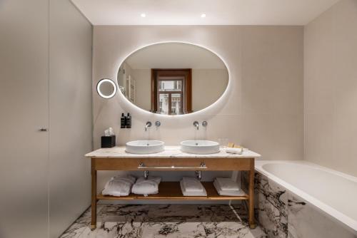 Grand Corner Suite