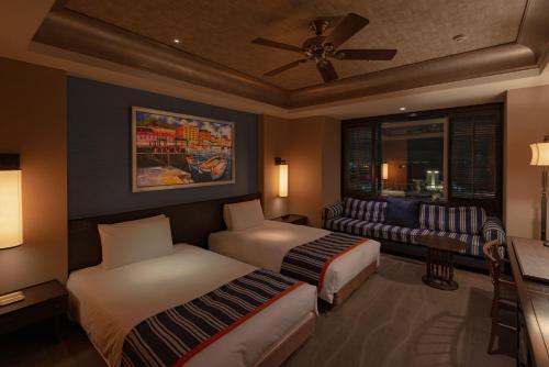 Club Twin Room - Harbor View on Higher Floor with Complimentary Mini-bar