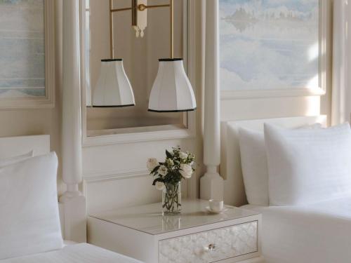 Fairmont Twin Room with Partial Lake View 