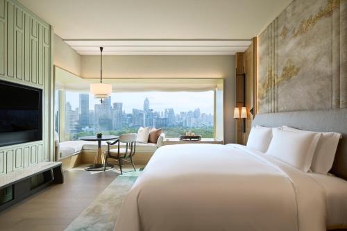 Deluxe Corner Room with King Bed