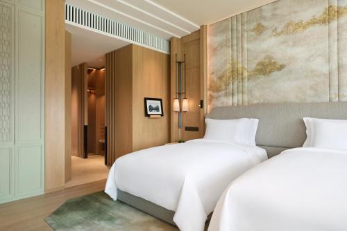 Deluxe Corner Room with Twin Beds