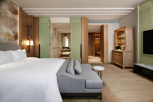 Club King Room