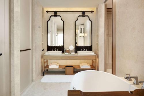 Club King Room