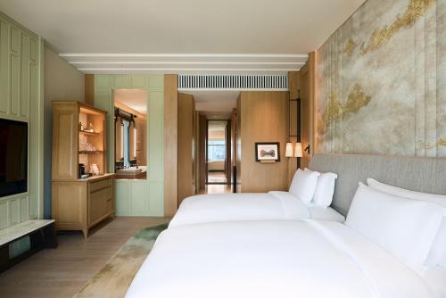 Club Corner Room with Twin Beds