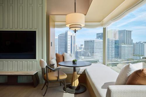 Club Corner Room with Twin Beds