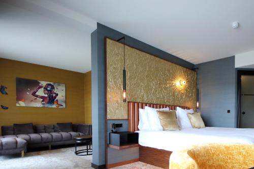 Dutch King Junior Suite with Balcony
