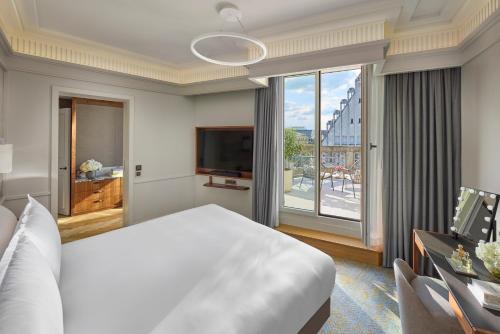Mandarin Rooftop Suite