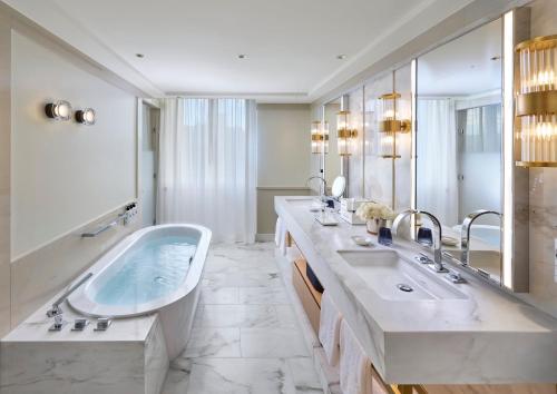 Grand Corner Suite