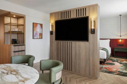 Junior King Suite with Church View
