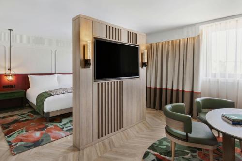 Junior King Suite with Church View