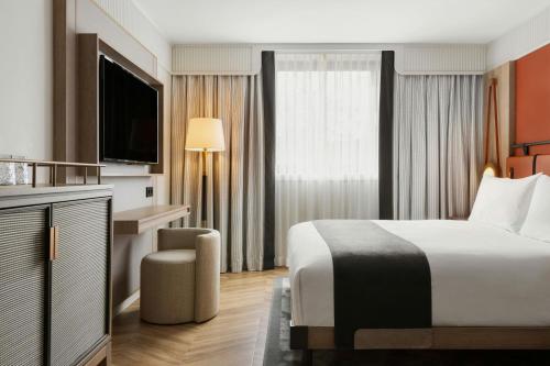 Deluxe King Room with Church View